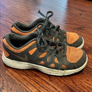 Boys Nike Sneakers Orange and Grey Size 2.5Y